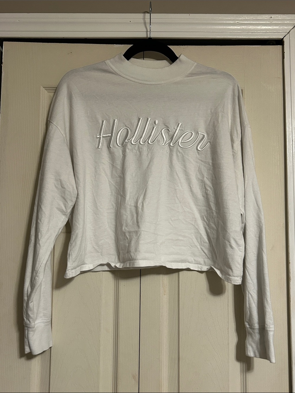 Hollister White Embroidered Cropped Crewneck Sweatshirt
